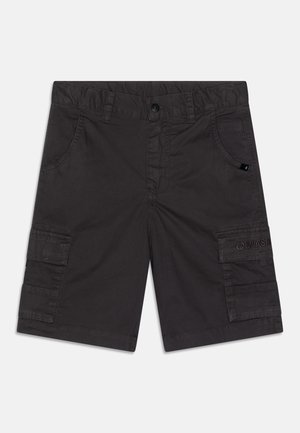 Zwarte cargoshorts met een knoopsluiting, meerdere zakken en gestikte details. Gemaakt van een lichtgewicht stof met een matte afwerking.