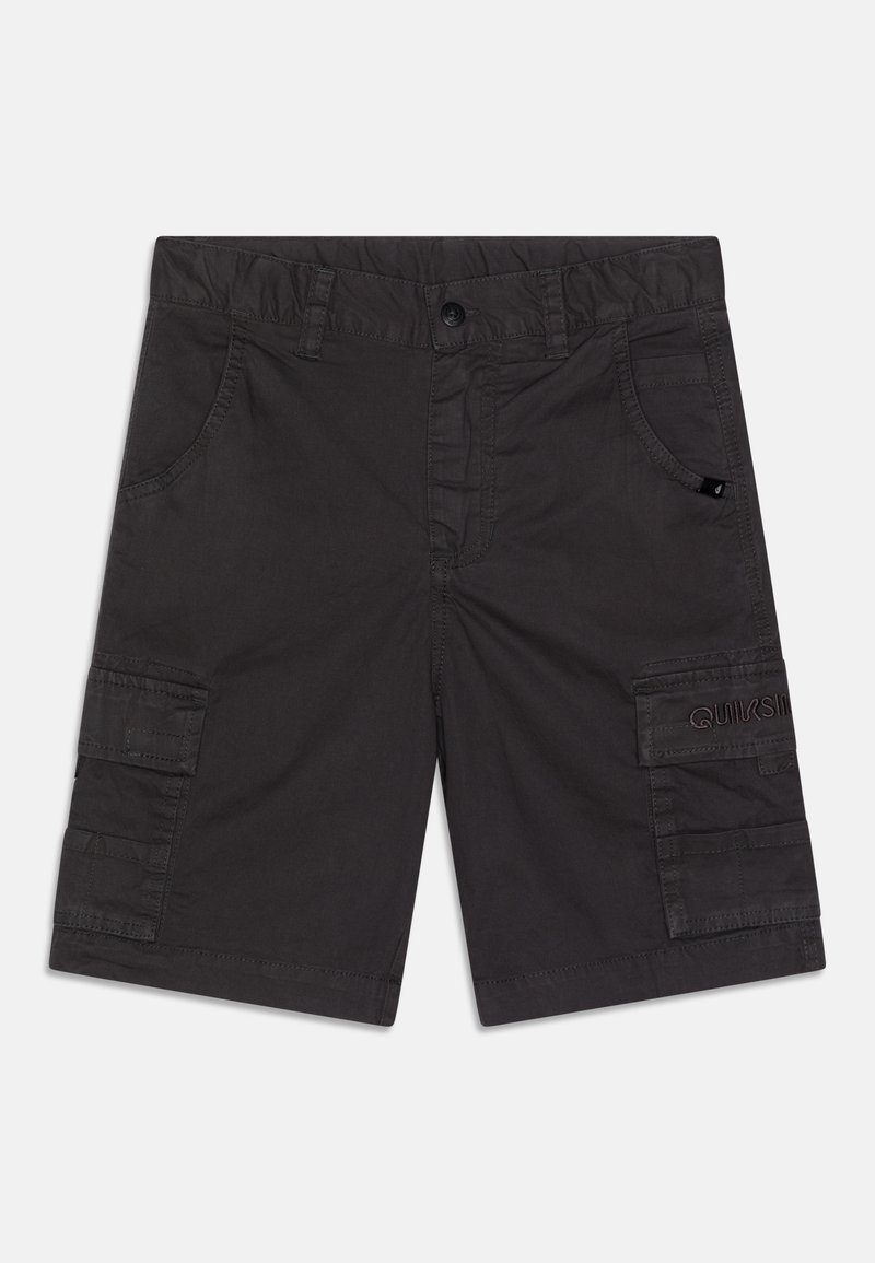 Shorts cargo noirs avec fermeture à bouton, multiples poches et détails cousus. Confectionnés dans un tissu léger à finition mate.
