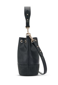 Svart läderhinkväska med en slät yta, guldfärgad hårdvara och ett avtagbart bälte. Övre delen har dragsko-stängning och ögla-detaljer.