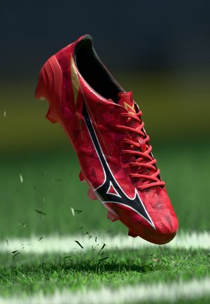 MIZUNO ALPHA II ELITE - Botas de fútbol con tacos - red/black/gold
