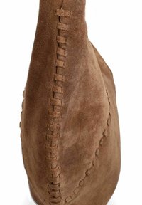 Scarpa in suede marrone con dettagli di cucitura intricati lungo il lato, che mette in evidenza una forma curva e una texture morbida.