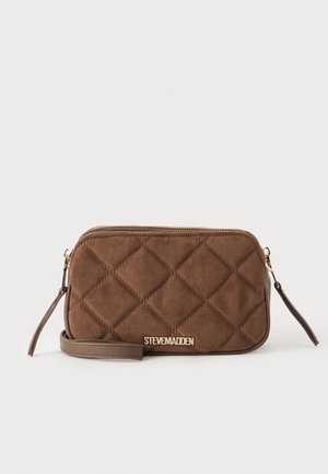 Sac bandoulière matelassé marron Steve Madden avec fermeture éclair dorée et plaque logo à l'avant sur fond blanc.