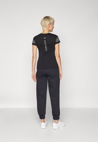 Mizuno ATHLETICS PANT - Treniņtērpa apakšdaļas - black
