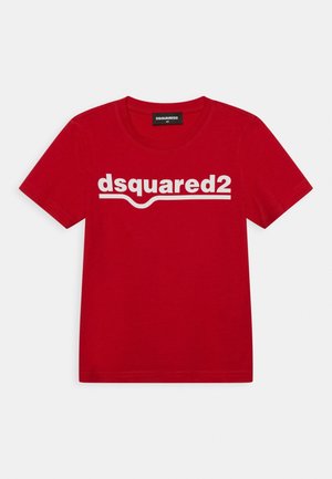 Rød T-shirt med korte ærmer med hvid "dsquared2" tekst og understregning trykt hen over brystet, størrelseslabel med 4Y indeni kraven.