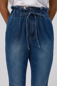 Denim broek met een elastische taille en trekkoord, in een relaxed fit, in een middelblauwe wassing met subtiele vervaging en stikdetails.