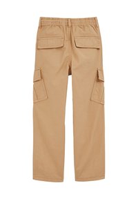 Beige cargobroek met een ontspannen pasvorm, voorzien van een elastische tailleband, twee zijcargozakken en twee achterzakken. Glad stoffen textuur.