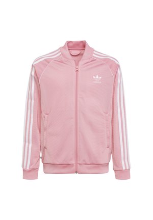 Lichtroze zip-up jack met witte drie-strepen accenten op de mouwen, geribbelde manchetten en kraag. De stof heeft een gladde textuur en een atletisch design.