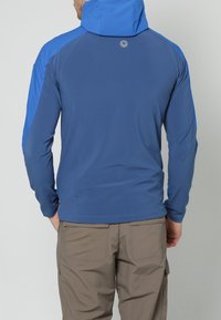 Sweat à capuche bleu à manches longues avec une capuche d'un bleu plus foncé en contraste, fabriqué en matériau léger. Présente un design sans coutures et une coupe décontractée.