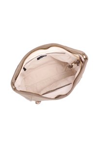 Bolso de cuero color canela con una parte superior amplia y abierta, que cuenta con un forro de tela beige. Incluye un bolsillo con cremallera y detalles en hardware dorado.
