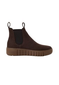 Botte Chelsea en daim marron avec une semelle en caoutchouc épaisse rainurée et des panneaux latéraux élastiques noirs, vue de côté avec languettes de tirage sur le dessus.