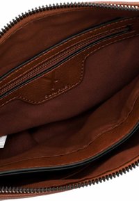 Interno di un portafoglio in pelle marrone con più scomparti, una tasca con zip e un rivestimento in tessuto liscio e testurizzato.