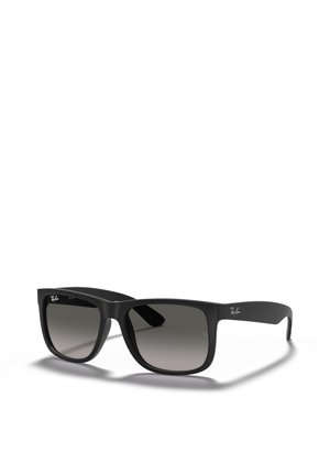 Occhiali da sole in plastica nera con montatura quadrata, lenti grigie sfumate e logo Ray-Ban sul davanti e sulle aste. Texture liscia, senza ulteriori motivi.