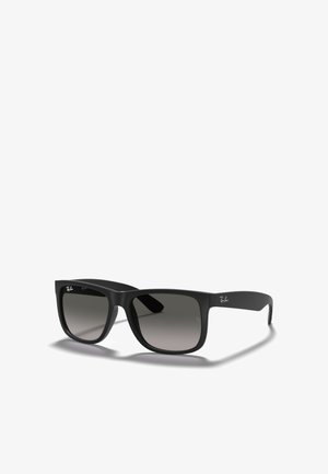 Occhiali da sole in plastica nera con montatura quadrata, lenti grigie sfumate e logo Ray-Ban sul davanti e sulle aste. Texture liscia, senza ulteriori motivi.