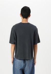 Abercrombie & Fitch Cropped Western Graphic Tee - T-shirts print - casual black