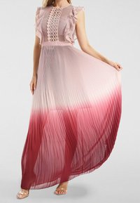 Maxikleid aus plissiertem Stoff, ombre Farbverlauf von hellrosa bis tiefrot, Rüschensäume und ein Gitterdesign am Oberteil.