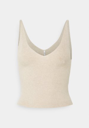 Beige gebreide mouwloze crop top met diepe V-hals en getailleerde taille op een effen lichte achtergrond.
