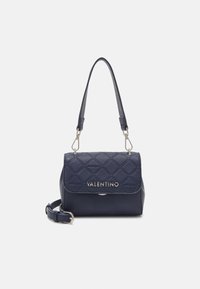 Námořnická prošívaná kabelka s horním držadlem a nastavitelným popruhem, s metalickým logem "Valentino" na přední straně.