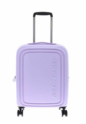 Valise rigide lavande à roulettes avec poignée télescopique et quatre roues noires pivotantes, embossée du logo Mandarina Duck à l'avant.