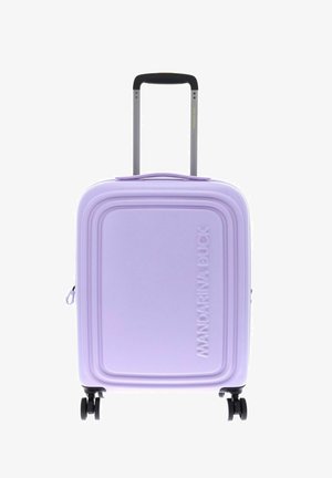 Valise rigide lavande à roulettes avec poignée télescopique et quatre roues noires pivotantes, embossée du logo Mandarina Duck à l'avant.