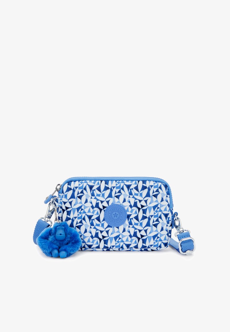 Blå og hvid mønstret rektangulær crossbody taske med en blå, pelsagtig abe-nøglering og justerbar rem med metalclips.