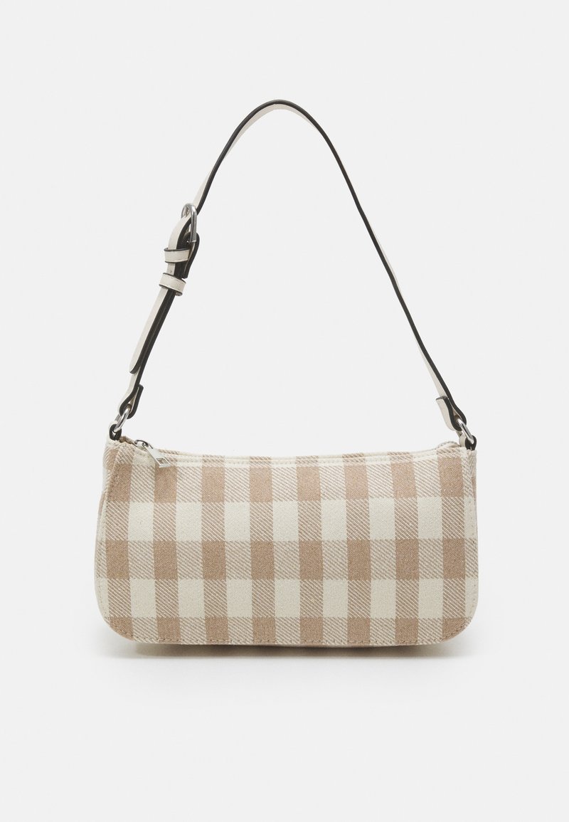 Petit sac à main en tissu à carreaux beige et blanc avec une bandoulière claire réglable avec des accessoires argentés.