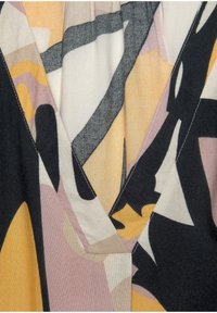 V-Ausschnitt-Oberteil mit einem mehrfarbigen abstrakten Muster in den Farbtönen Gelb, Pink, Schwarz und Grau. Weicher Stoff mit sichtbaren Nähdetails.