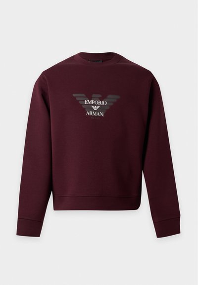Μπορντό φούτερ Emporio Armani με στρογγυλή λαιμόκοψη, μακριά μανίκια και εκτυπωμένο λογότυπο με αετό και κείμενο στο στήθος.