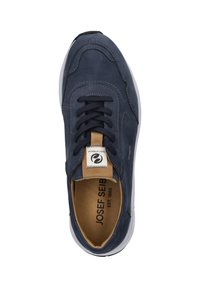 Sneaker in pelle blu con punta arrotondata, suola in gomma bianca, design con lacci e dettagli in beige sulla linguetta e all'interno.