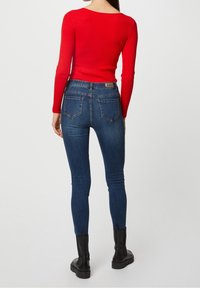 Morgan Pullover - red