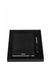 Carnet texturé noir avec bande élastique et logo argenté "BOSS", accompagné d'un stylo noir assorti dans une boîte de présentation noire.