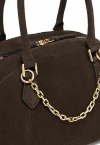 Borsa a tracolla in camoscio marrone scuro con doppi manici, dettagli in catena dorata, chiusura con cerniera e texture liscia con cuciture dettagliate.