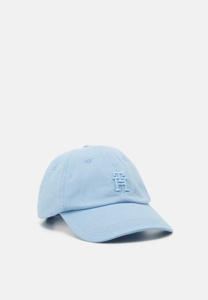 Casquette de baseball bleu clair avec logo "TH" brodé à l'avant, conception à six panneaux et visière courbée sur fond blanc.