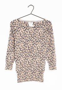 Pull en tricot beige avec un motif léopard bleu marine, doté d'un large décolleté et de manches trois-quarts. Poignets côtelés standards.