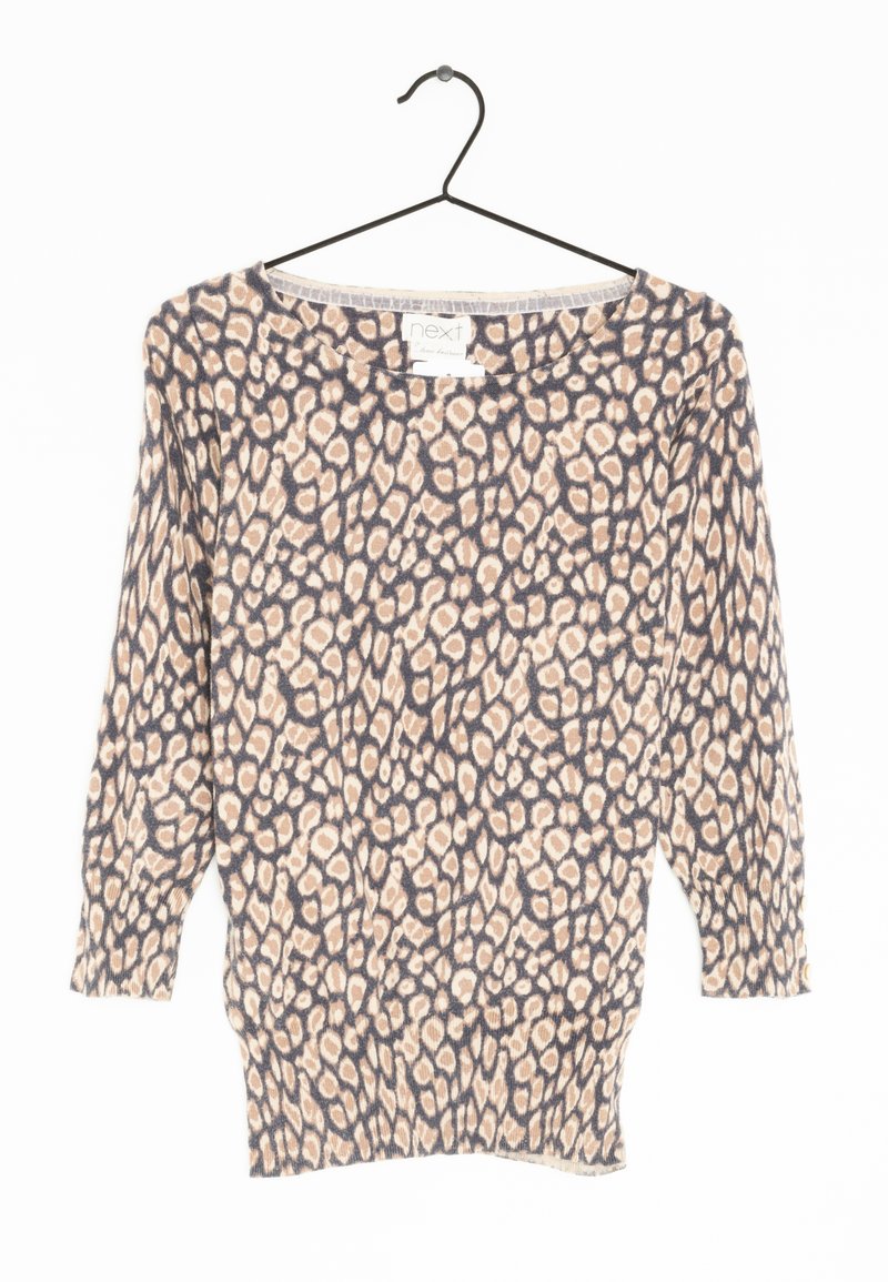 Pull en tricot beige avec un motif léopard bleu marine, doté d'un large décolleté et de manches trois-quarts. Poignets côtelés standards.