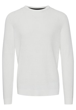Bijela pletiva dugih rukava s klasičnim okruglim izrezom, rebrastom teksturom i ravnim krojem. Nema vidljivih uzoraka ili ukrasa.