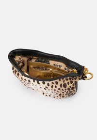 Pochette con esterno a stampa leopardata, bordi neri e accessori dorati. L'interno presenta una tasca e una fodera beige a motivo.