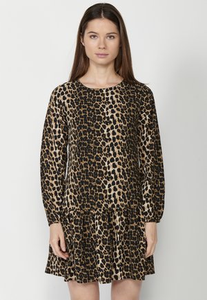 Kleid mit Leopardenmuster, langen Ärmeln, rundem Ausschnitt und einem ausgestellten, rüschend gesäumten Saum. Hergestellt aus weichem Stoff, mit einem braun-schwarzen Muster.