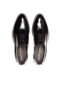 Zapatos de vestir de cuero negro con un acabado pulido, que presentan un sistema de cordones cerrado, punteras redondas y un logo grabado en las plantillas.