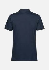 Camiseta polo azul marino con una textura suave, mangas cortas, cuello y sutiles acentos acanalados en las mangas. Vista trasera mostrada.