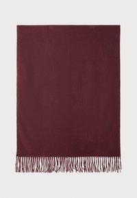 Écharpe bordeaux en tissu doux, avec une texture lisse et une frange longue et uniforme le long du bord inférieur.
