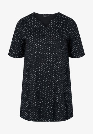 Top negro de manga corta con escote en V, patrón de lunares en azul claro, corte holgado y tela suave con ligera elasticidad.