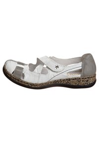 Scarpa in pelle bianca e grigia con design a ritaglio, cinturino in velcro, suola simile sughero, punta rotonda e dettagli testurizzati.