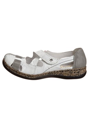 Weiße und graue Lederschuhe mit Ausschnittdesign, Klettverschluss, korkähnlicher Sohle, abgerundeter Zehenpartie und strukturierten Akzenten.