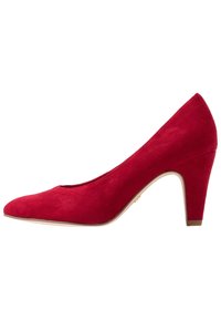 Décolleté rosso in suede con punta affusolata e tacco moderato. Texture liscia e silhouette elegante con un design minimalista.