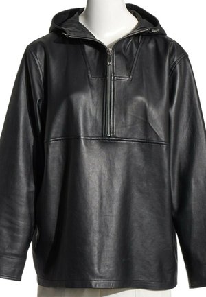 Sudadera con capucha de cuero negro con cierre frontal de medio cremallera y mangas largas, exhibida en un torso de maniquí blanco.