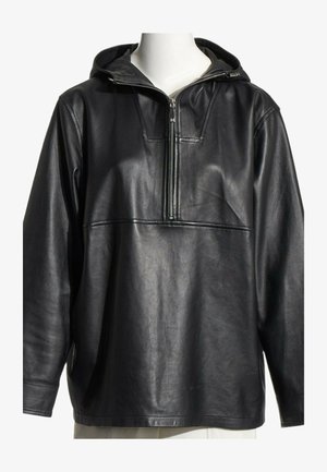 Sudadera con capucha de cuero negro con cierre frontal de medio cremallera y mangas largas, exhibida en un torso de maniquí blanco.