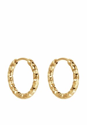 Paire de petites boucles d'oreilles créoles en or texturé avec une surface facettée, martelée et une fermeture à clip.