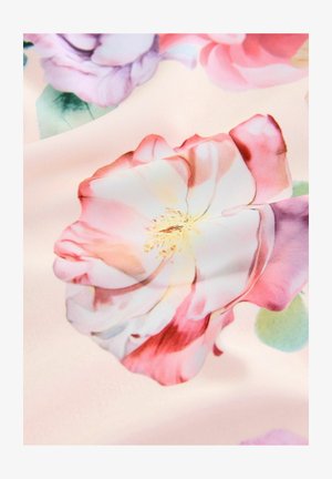 Mäkká ružová látka s veľkými, podrobnými kvetinovými potlačami v odtieňoch bielej, ružovej, fialovej a so zelenými listami, ukazujúca textúru látky a záhyby.