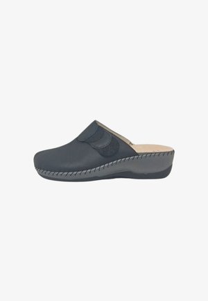 Zoccolo nero in pelle senza lacci con cinturino in velcro regolabile e suola imbottita, progettato per il comfort e la facilità di utilizzo.