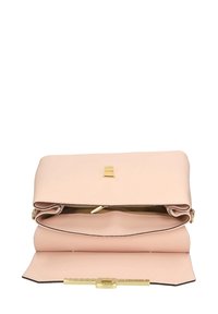 Borsa a mano in pelle rosa chiaro con chiusura dorata, design a pattina aperta e superficie liscia. L'interno è beige con un unico scomparto.